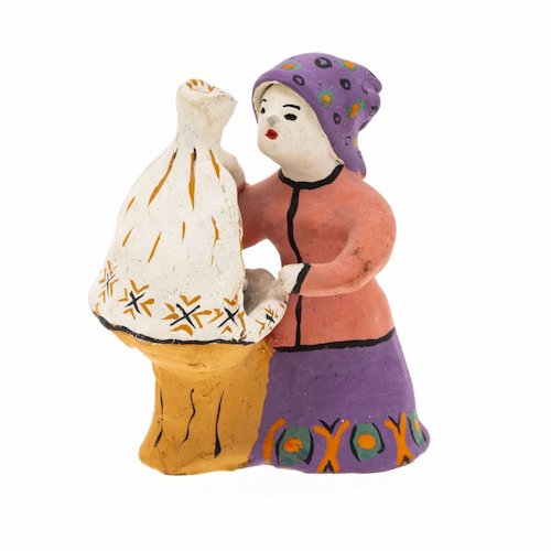 Игрушка каргопольская «Женщина, качающая ребенка в люльке», глина, лепка, роспись, г. Каргополь, Архангельская область, СССР, 1960-1980 гг. 