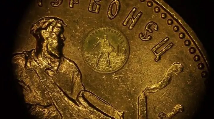 Миниатюрная копия червонца на оригинальной монете