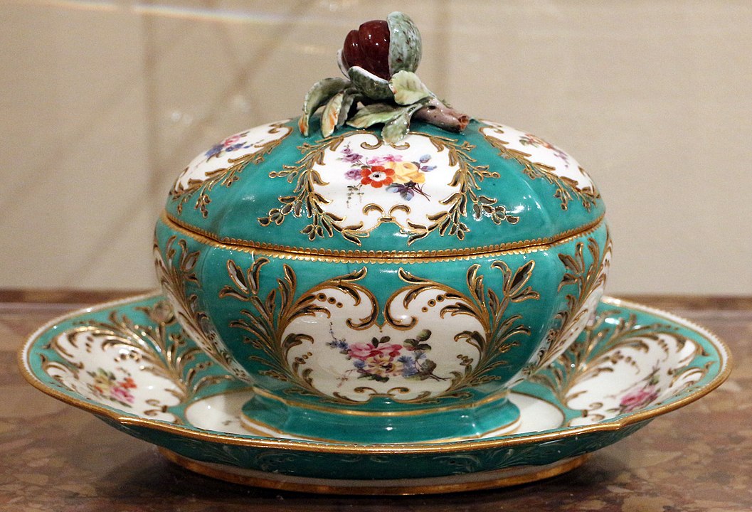 Севрский фарфор, Супница с «росписью в резервах», 1757-1758 гг. 