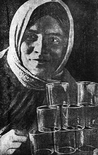 Уршельский стекольный завод - клеймо по годам, история уршельского стекла 13. Ударница Уршельского стеклозавода с партией изготовленных стекол для лампочек шахтеров.