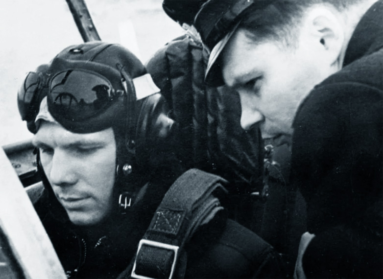 Гагарин в кабине самолёта