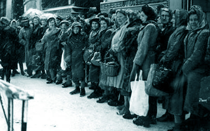 Очередь в Сберкассу (1947 г.)