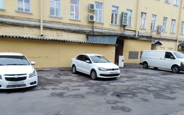 На территории торгового дома находится бесплатная парковка, также под видеонаблюдением, а рядом со входом в здание разрешена стоянка.