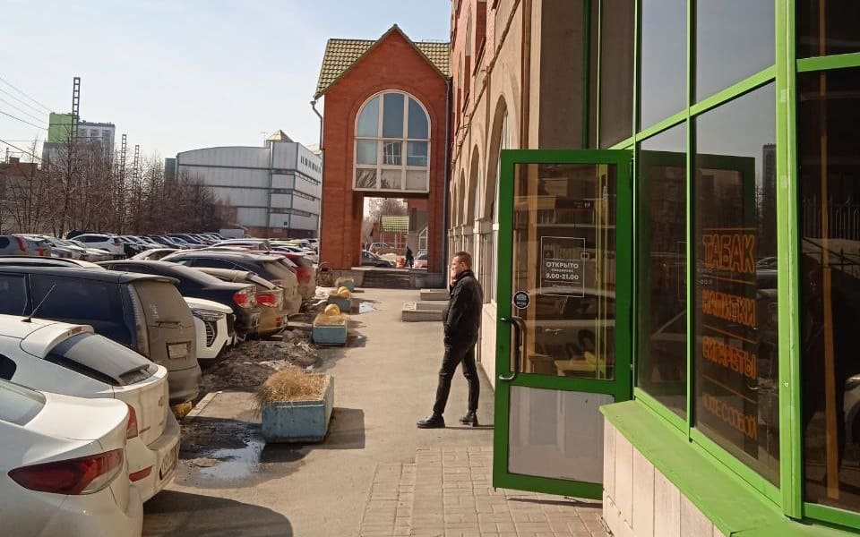 При выходе из здания вы оказываетесь на оживленной улице, также с городской системой видеонаблюдения.