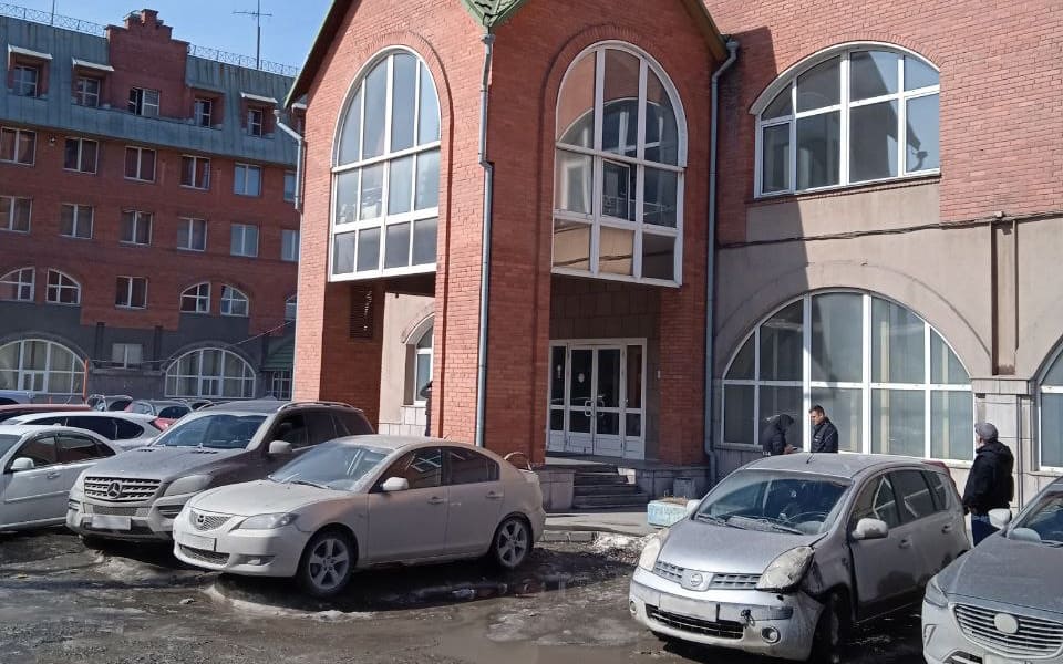 Мы находимся в центре Новосибирска в охраняемом здании. Офис и коридоры находятся под видеонаблюдением.