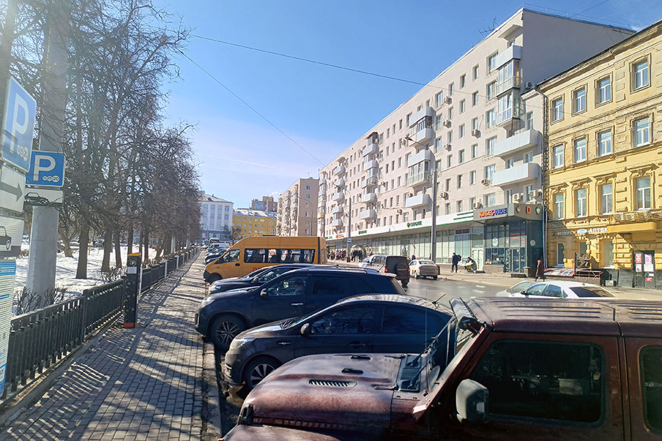 Перед зданием есть открытая парковка