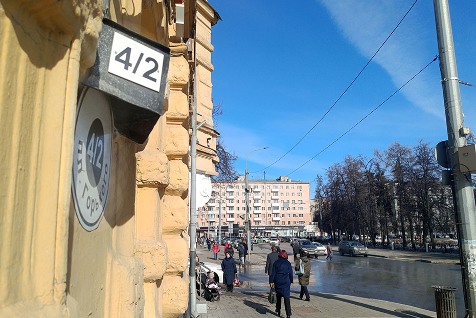 При выходе из здания Вы оказываетесь на оживленной улице Маслякова, также с городской системой видеонаблюдения.