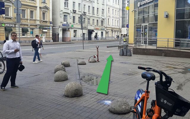 При выходе из здания Вы оказываетесь в 50 метрах от м. Менделеевская, на улице с городской системой видеонаблюдения.