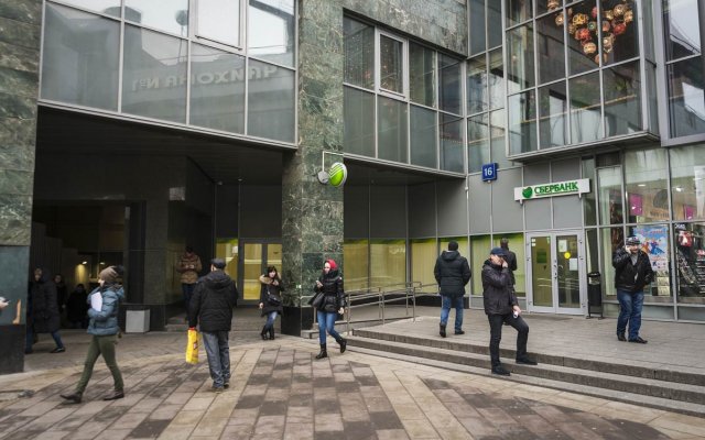 В двух минутах пешком от офиса находятся отделения Сбербанка, Альфабанка, Ситибанка. Мы можем осуществить сделку прямо в отделении банка, а Вы сможете проверить деньги на подлинность перед получением, и сразу же зачислить их на карту, не выходя из банка.