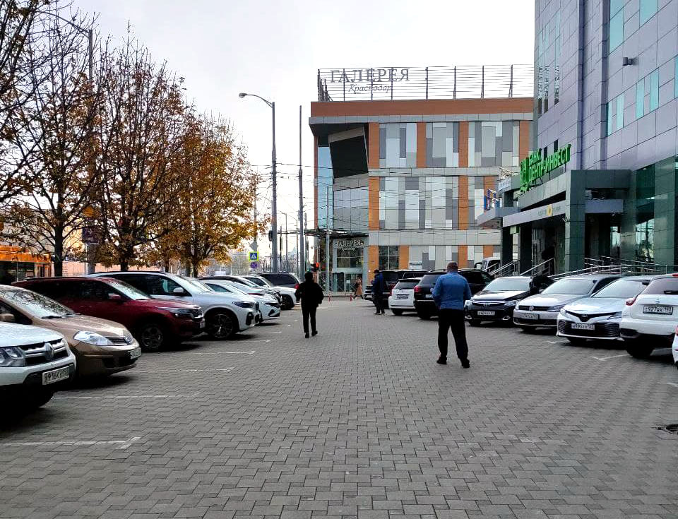 К нам можно приехать на автомобиле с антиквариатом — на территории здания есть бесплатная парковка.