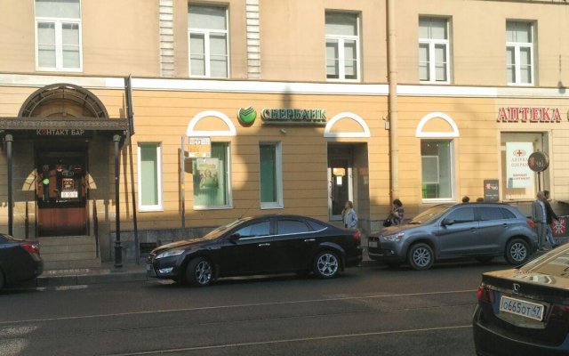 В двух минутах пешком от офиса находятся отделения Сбербанка, Альфабанка, ВТБ.Мы можем осуществить сделку прямо в отделении банка, а Вы сможете проверитьденьги на подлинность перед получением, и сразу же зачислить их на карту, не выходя из банка